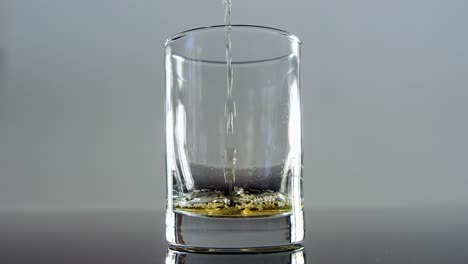 vertiendo whisky para san patricio