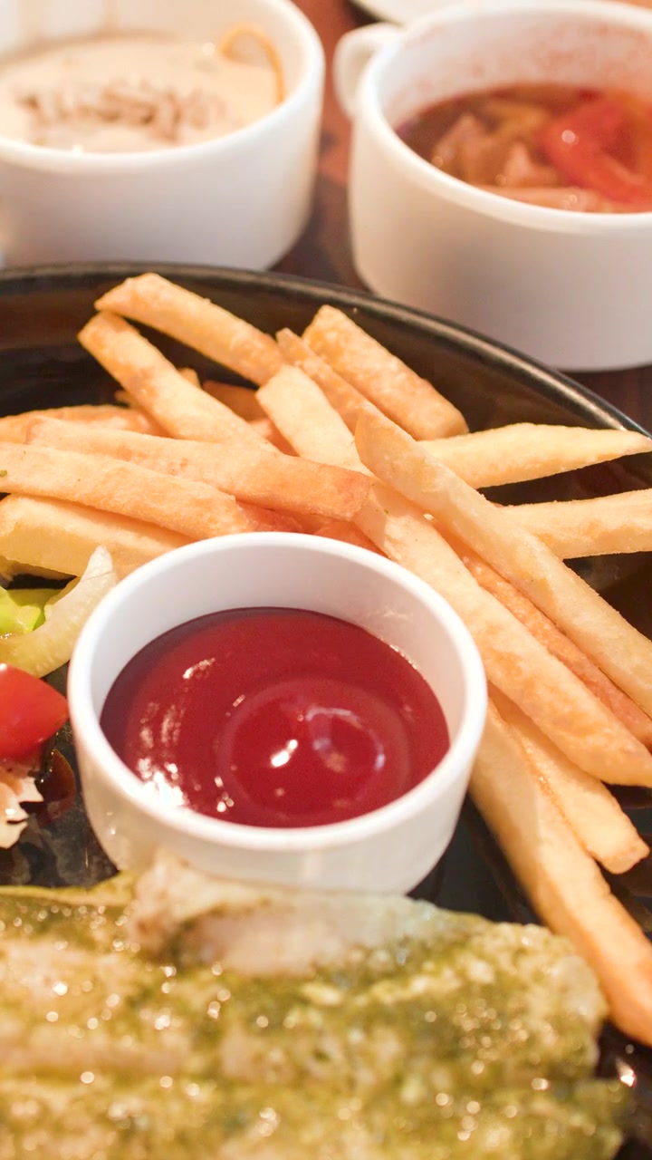 Primo piano di patatine fritte servite con ketchup in un ristorante
