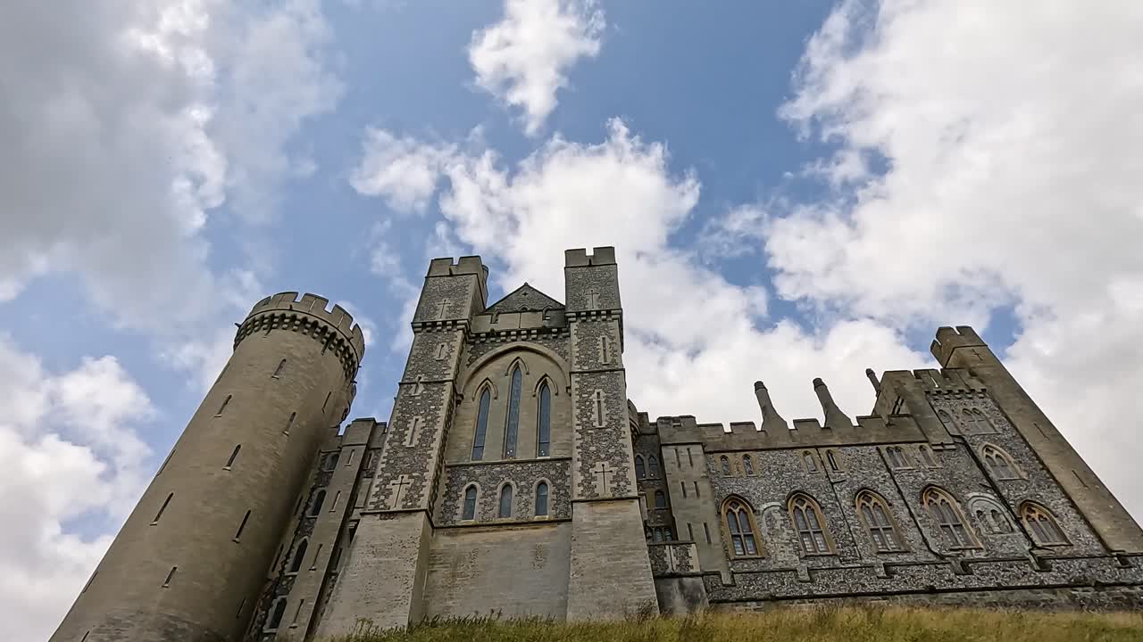 исторический замок под облачным небом