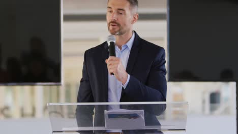 Male-speaker-addressing-the-audience-at-a-business-conference