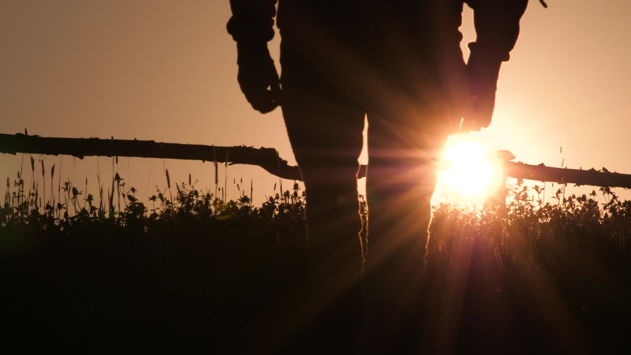 silueta del hombre al amanecer, el fondo de la puesta de sol. turismo verde, vida ecológica en el pueblo con luz de fondo. escena rural. fondo rural. paisaje del pueblo. hermosa vista del atardecer de verano en el pueblo