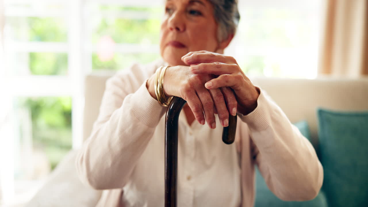 지이 를 들고 있는 노인 여자