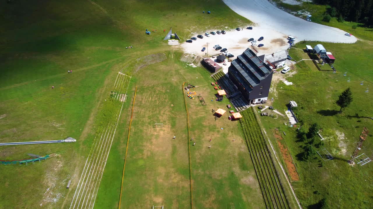 이그만 올림픽 점프, 일리자, 사라예보, 보스니아 헤르체고비나에 있는 이그만 산의 스포츠 단지에서 관광객들의 공중 전망