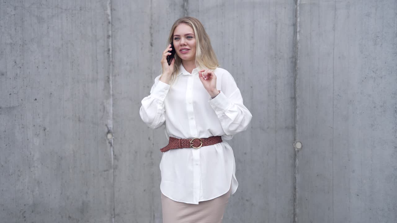 kvinde, der taler i telefon udenfor