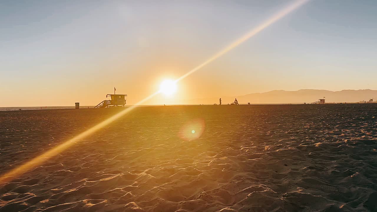 escena de la playa al atardecer