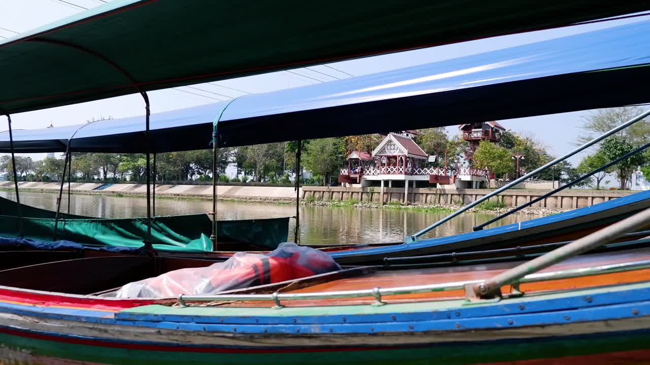 강변 길 을 따라 움직이는 다채로운 배