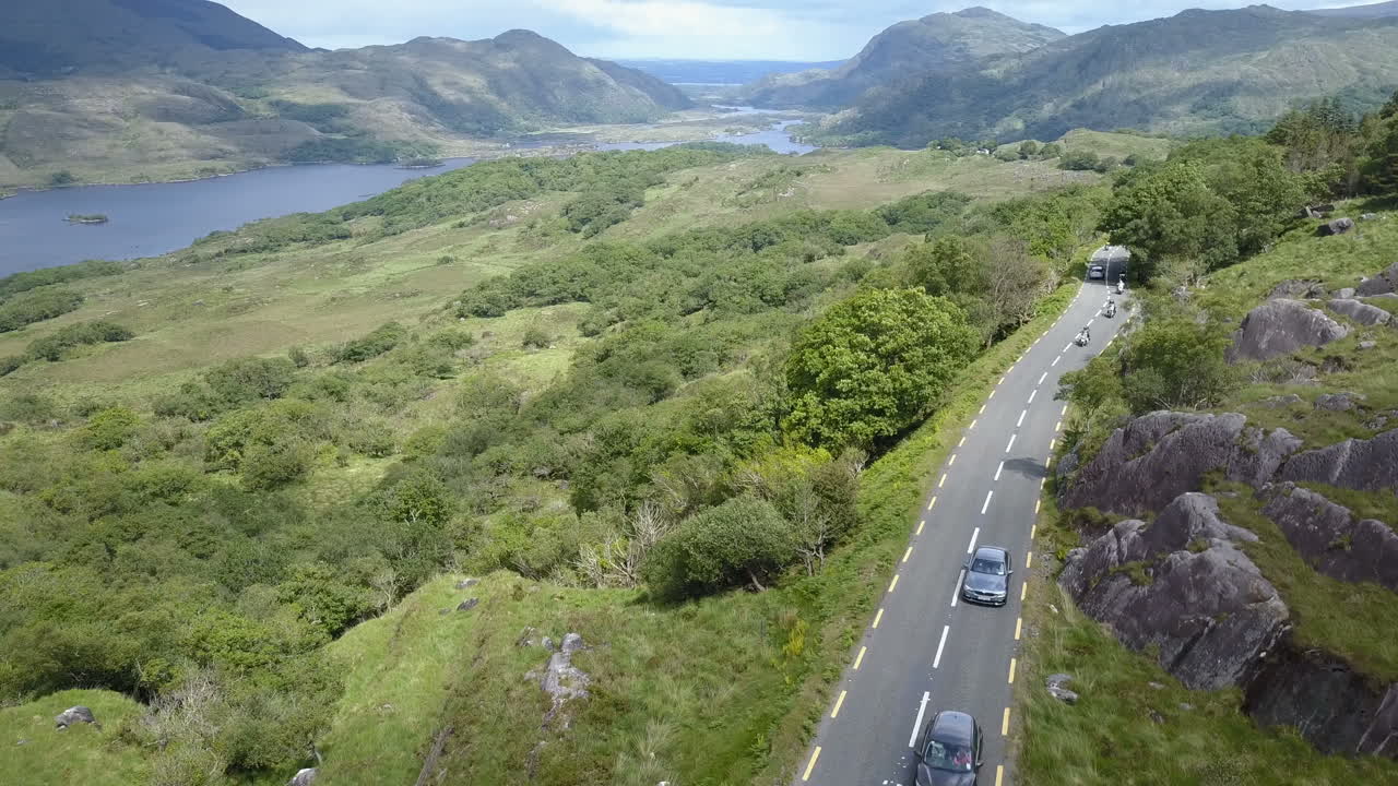 "야생의 대서양 길" 관광 루트의 일부인 유명한 '링 오브 케리'를 따라 여행하는 모터바이크와 자동차의 항공 영상