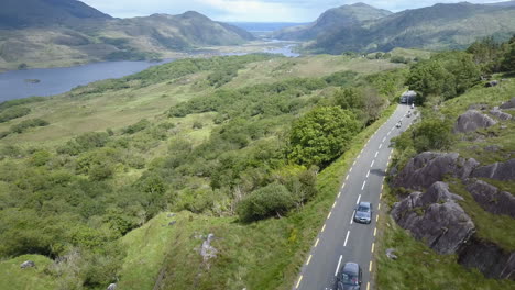 Vídeo-Aéreo-De-Motos-Y-Coches-Que-Recorren-El-Famoso-&#39;anillo-De-Kerry&#39;,-Parte-De-La-Ruta-Turística-&#39;The-Wild-Atlantic-Way&#39;