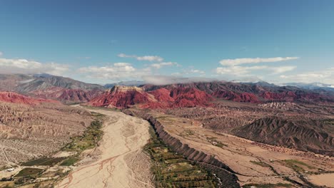 vista épica de las montañas rojas en la provincia de jujuy en argentina en un día caluroso, espacio de copia, toma estática