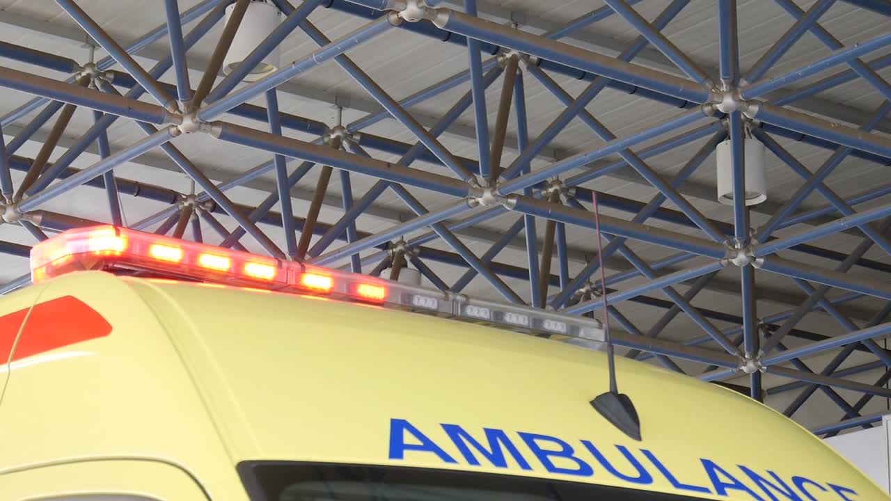 깜박이는 불빛이 있는 노란색 구급차 상단을 클로즈업