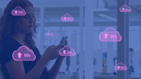 Animation-Von-Cloud-Symbolen-Mit-Wachsender-Anzahl-über-Einer-Kaukasischen-Geschäftsfrau,-Die-Ein-Smartphone-Verwendet
