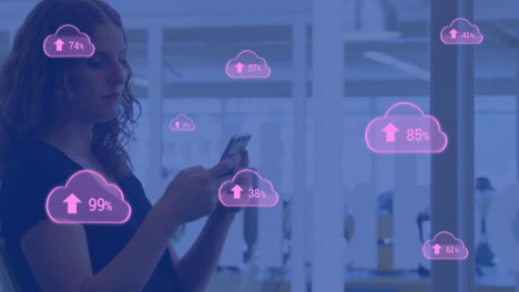 animación de iconos en la nube con un número creciente de mujeres de negocios caucásicas que usan teléfonos inteligentes