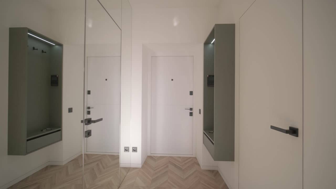 puertas blancas cerradas en el corredor de luz en un elegante apartamento moderno con un espejo