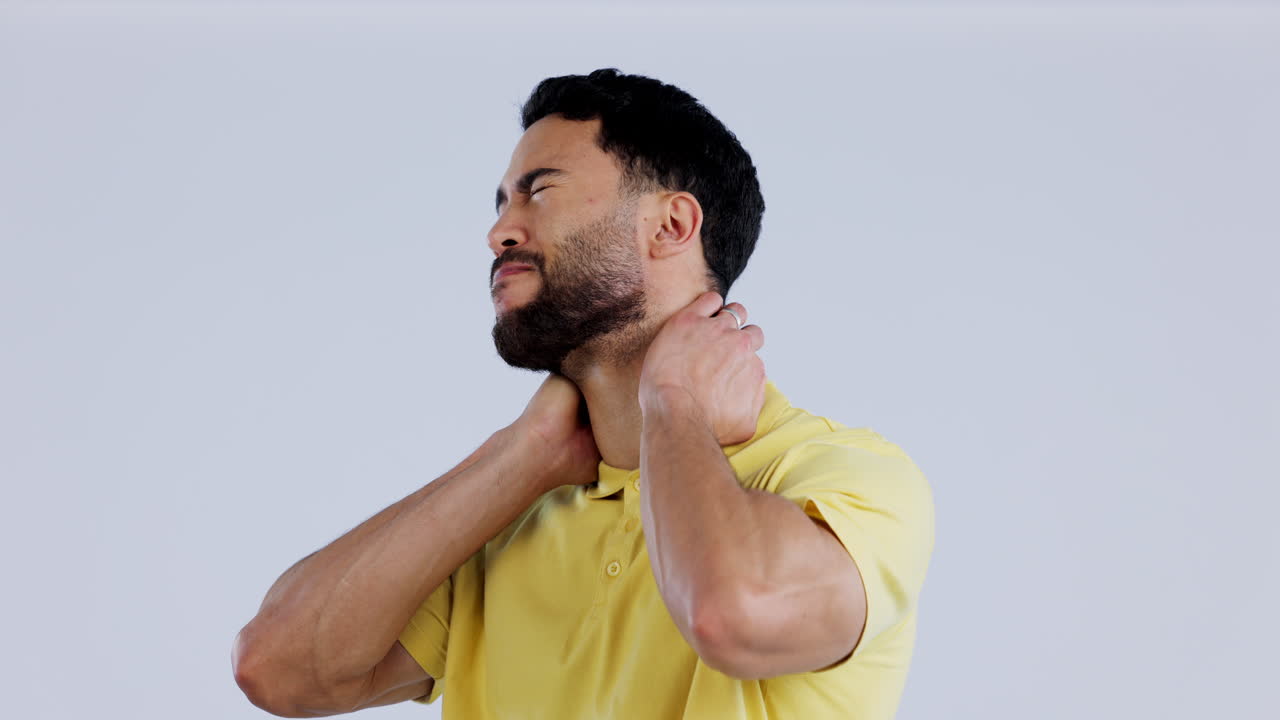 Dolore al collo, uomo e stress in studio per stanchezza