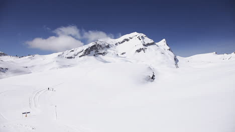 Largo-Camino-Por-Delante-Esquí-Alpes-Suizos-Durante-El-Pico-De-Invierno