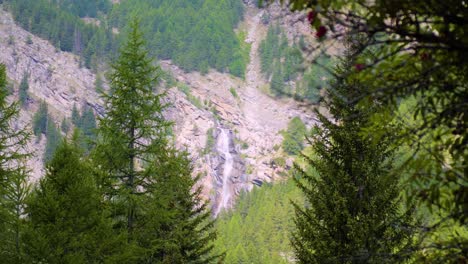 Cascada-En-Una-Montaña-Rocosa