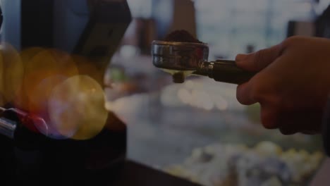 animación de puntos de luz sobre el hombre haciendo café trabajando en la cafetería