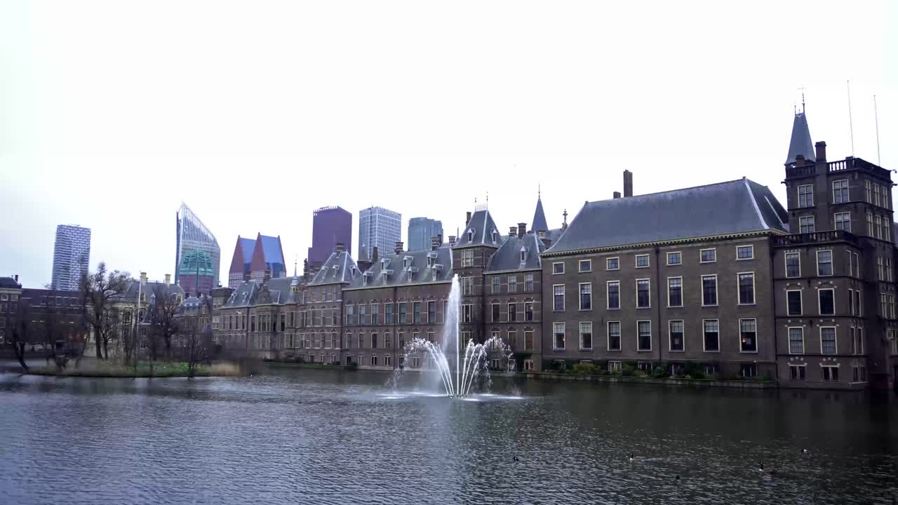 binnenhof 국회 의사당과 고층 빌딩이 배경에 있는 hofvijver 호수의 전망