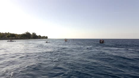 Tourist-boats-driving-on-indian-ocean-towards-sunset