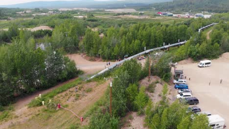 video de drones de 4k del oleoducto trans alaska en fairbanks, ak durante un día soleado de verano