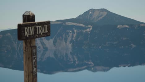 Trailhead-Schilderständer-Konzentrieren-Sich-Auf-Den-See-Und-Die-Berge-Im-Hintergrund