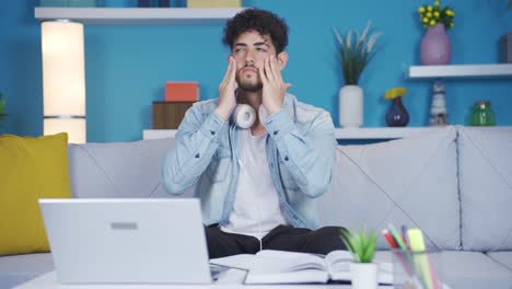 el estudiante universitario que toca y ama su piel.