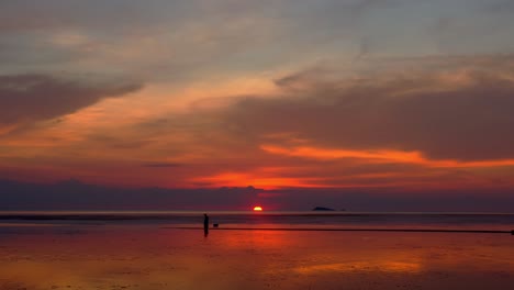 puesta de sol sobre la playa