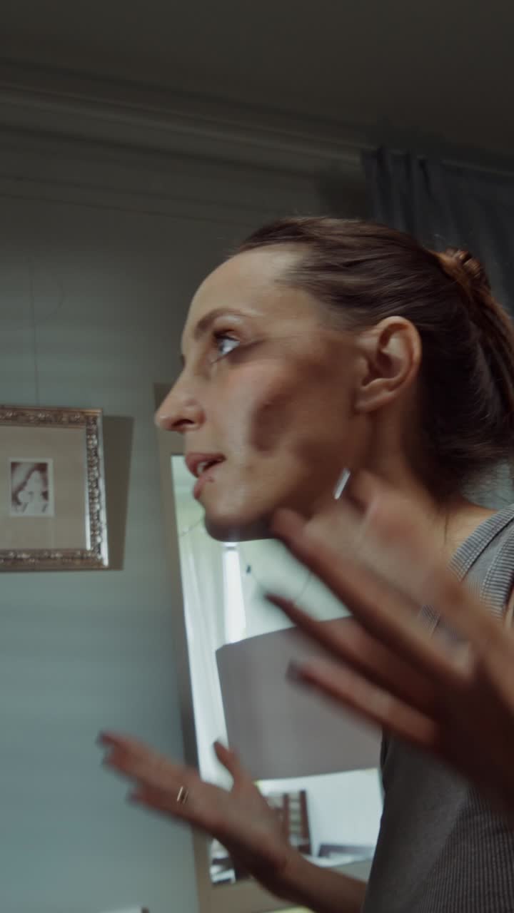 Donna che esprime forte emozione