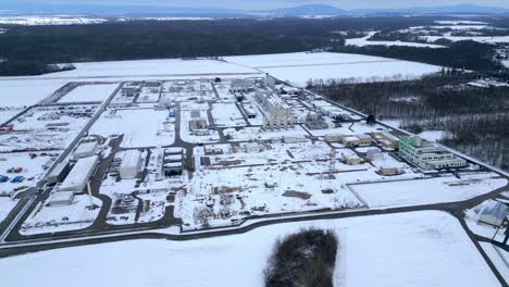 Winterwunderland-Umgibt-Die-Erdgaskompressorstation,-Während-Schnee-Die-Ausrüstung-In-Österreich-Bedeckt