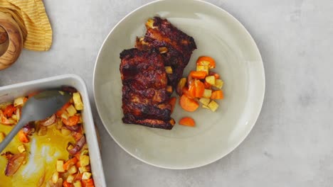 persona de la cosecha que sirve costillas con verduras