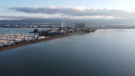 Rotating-footage-of-the-Marina-in-Emeryville,-California