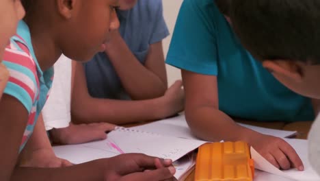 niños dibujando en el aula
