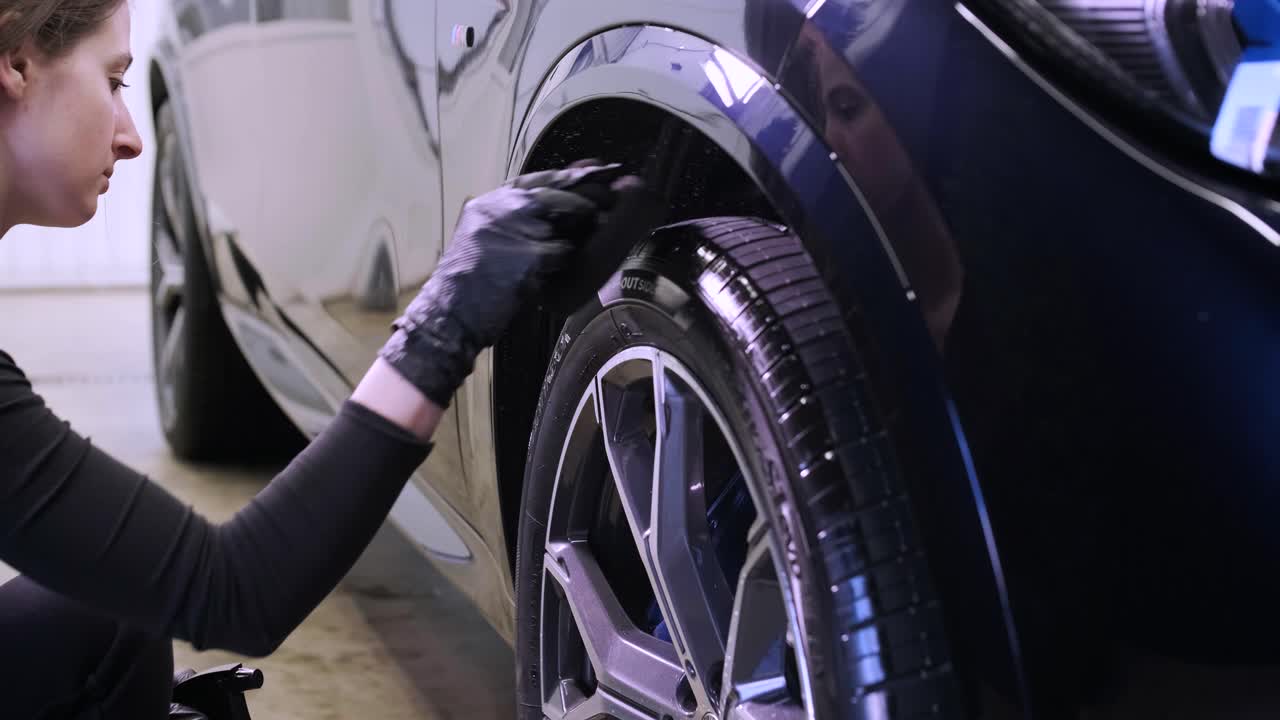 la cera del neumático. cera el neumático con esponja.