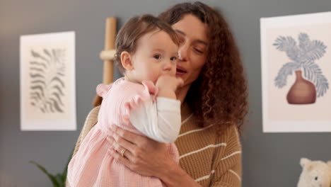 mãe jovem segurando o bebê feliz nos braços