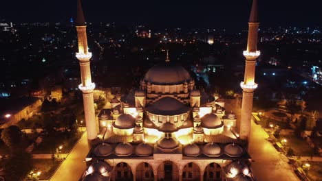 vista aérea nocturna de la mezquita fatih en estambul. imágenes en 4k en turquía