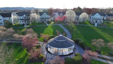 Wunderschöne-Rotunde-In-Einem-Malerischen-Amerikanischen-Vorort