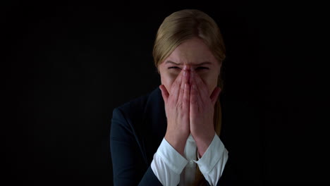 chica triste con ropa elegante llorando con las manos en la cara y luego asustada, retrato a cámara lenta