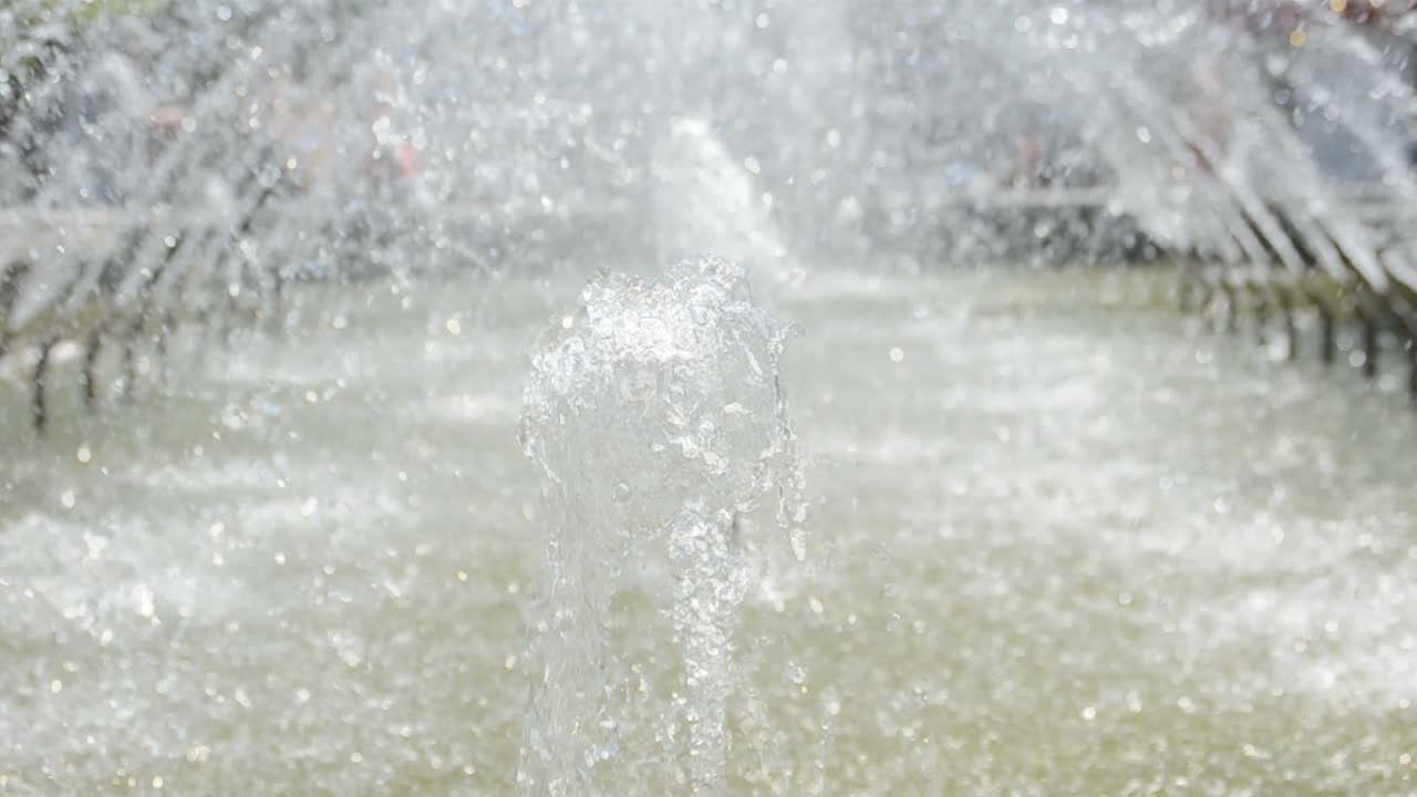Fontaine. Ralenti.