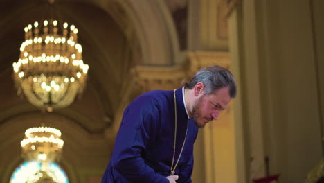 sacerdote en la iglesia