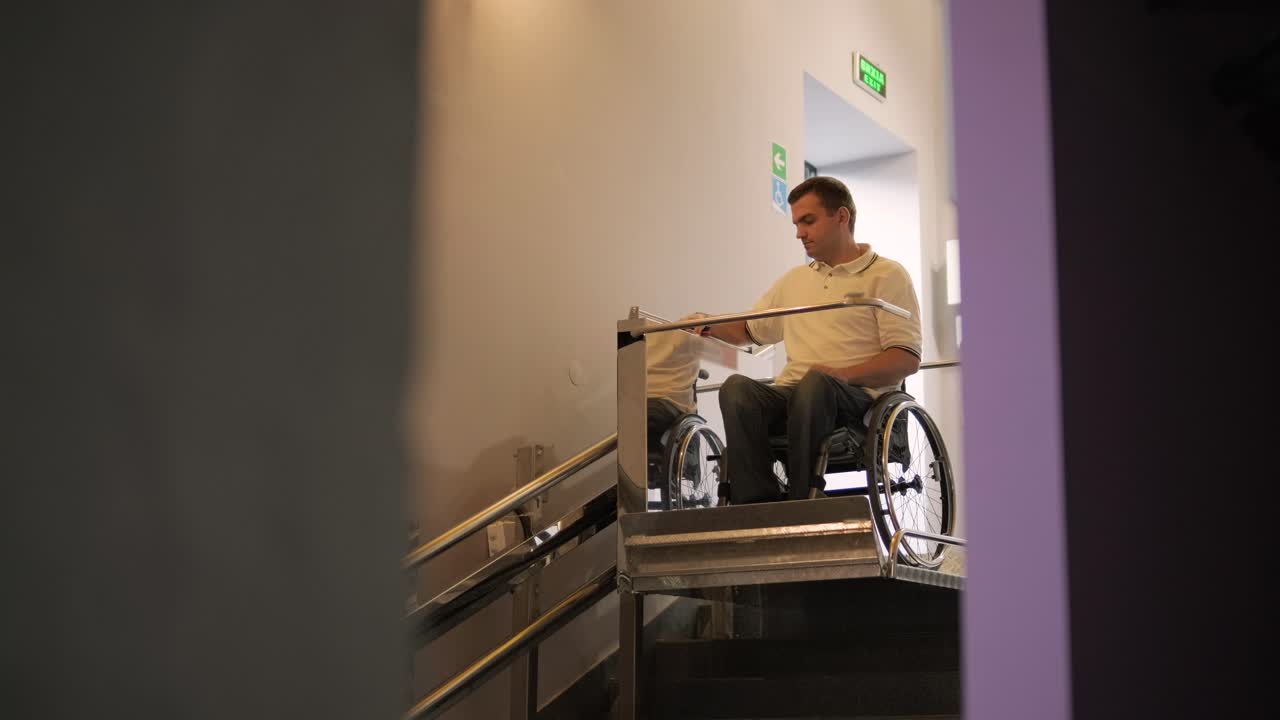 ascensor especial para la persona con una discapacidad física. un hombre en silla de ruedas utiliza un ascensor especial
