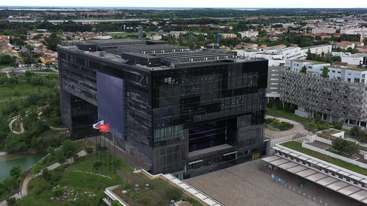 Edificio amministrativo, municipio di Montpellier, ripresa aerea durante il periodo della pandemia.