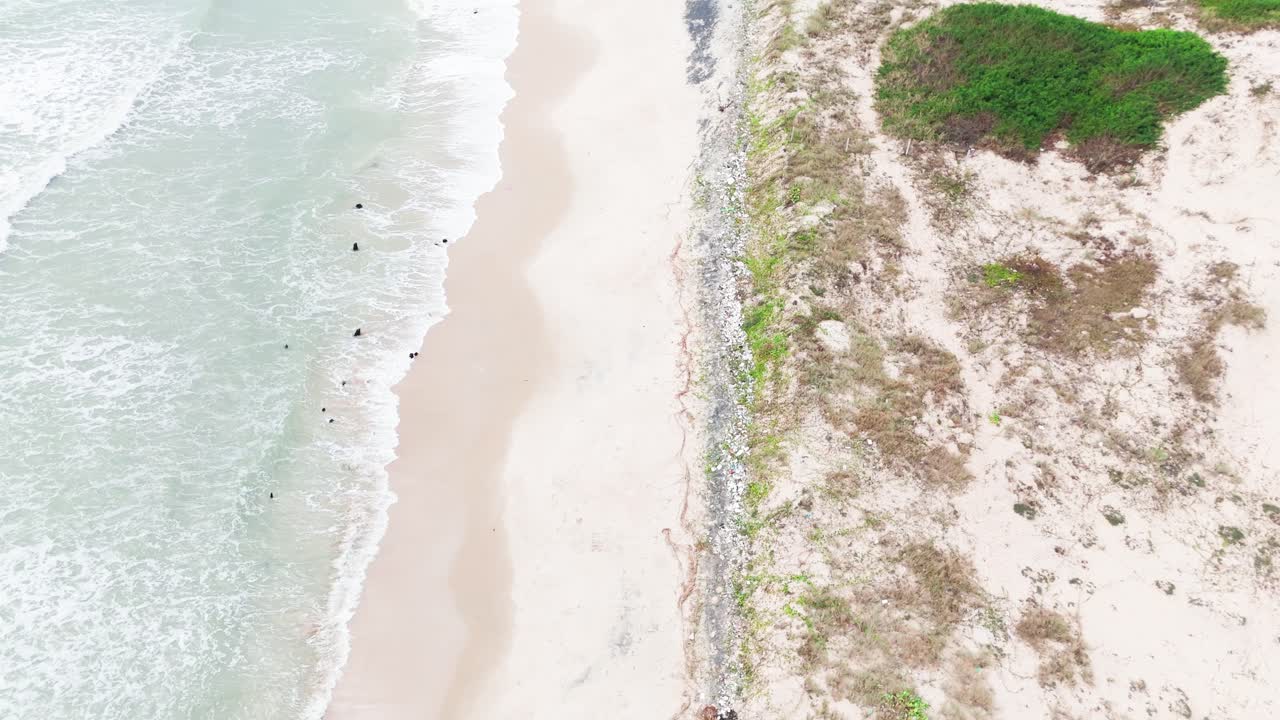 vista aérea de la hermosa costa en la gi.