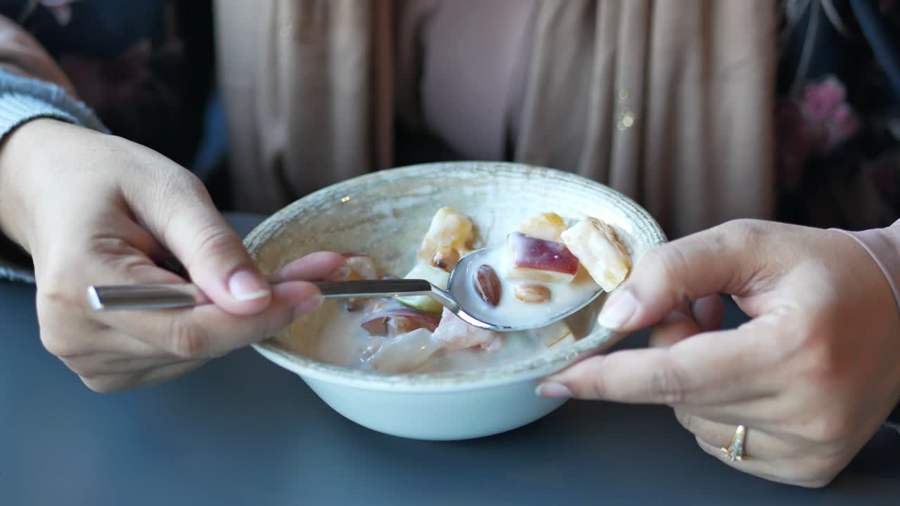 맛있는 과일 과 견과류 디저트를 즐기는 여자