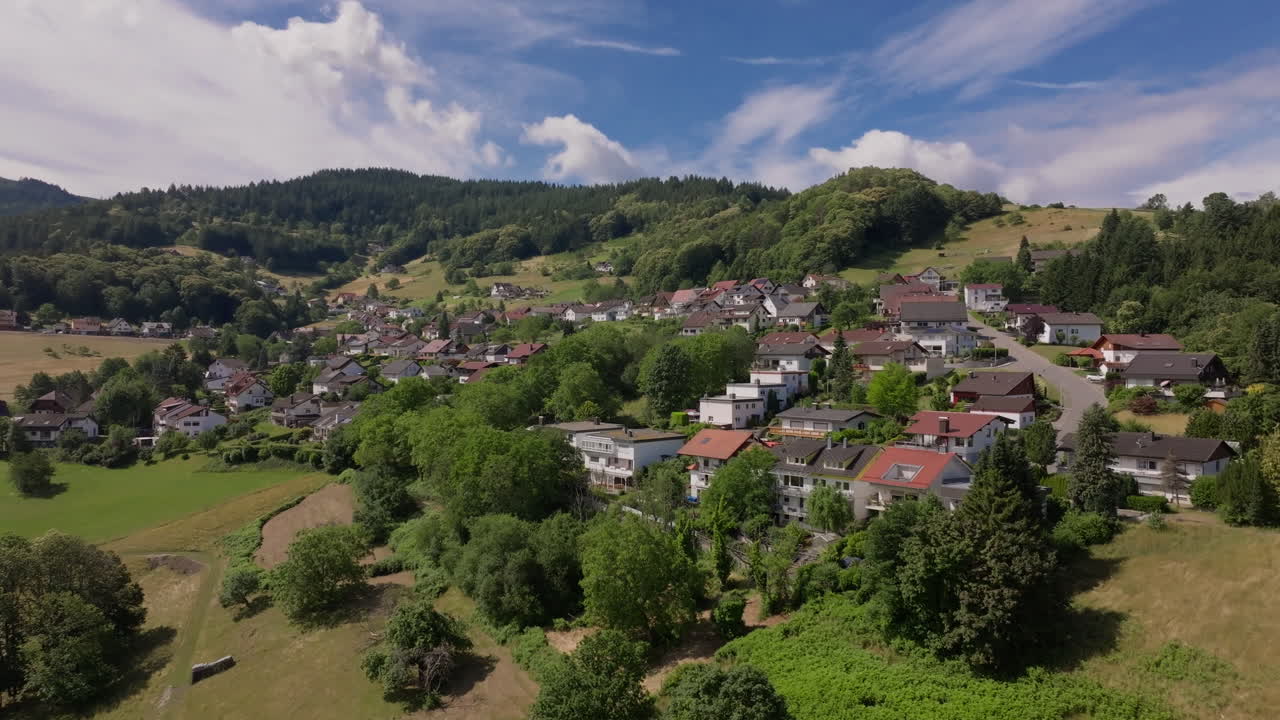 Luchtopnamen van een landelijk Duits dorp en landschap