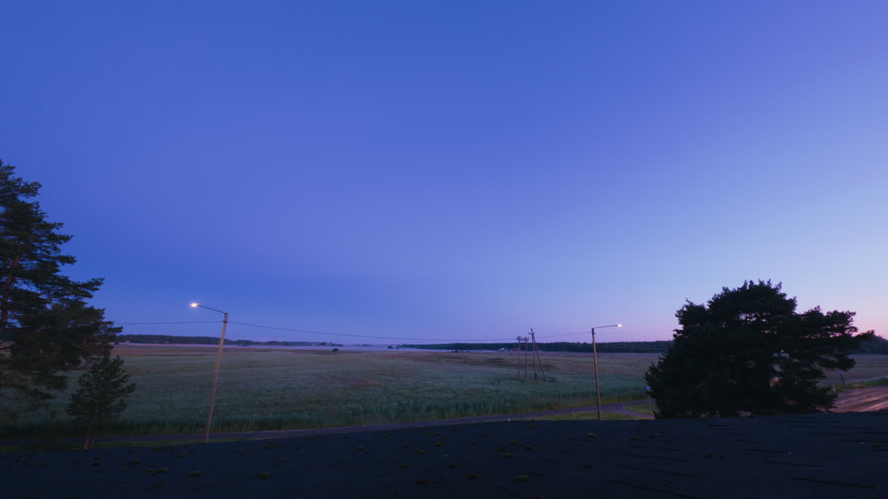 농경지를 가로질러 해가 뜨는 시간, 하루가 지나가는 시간