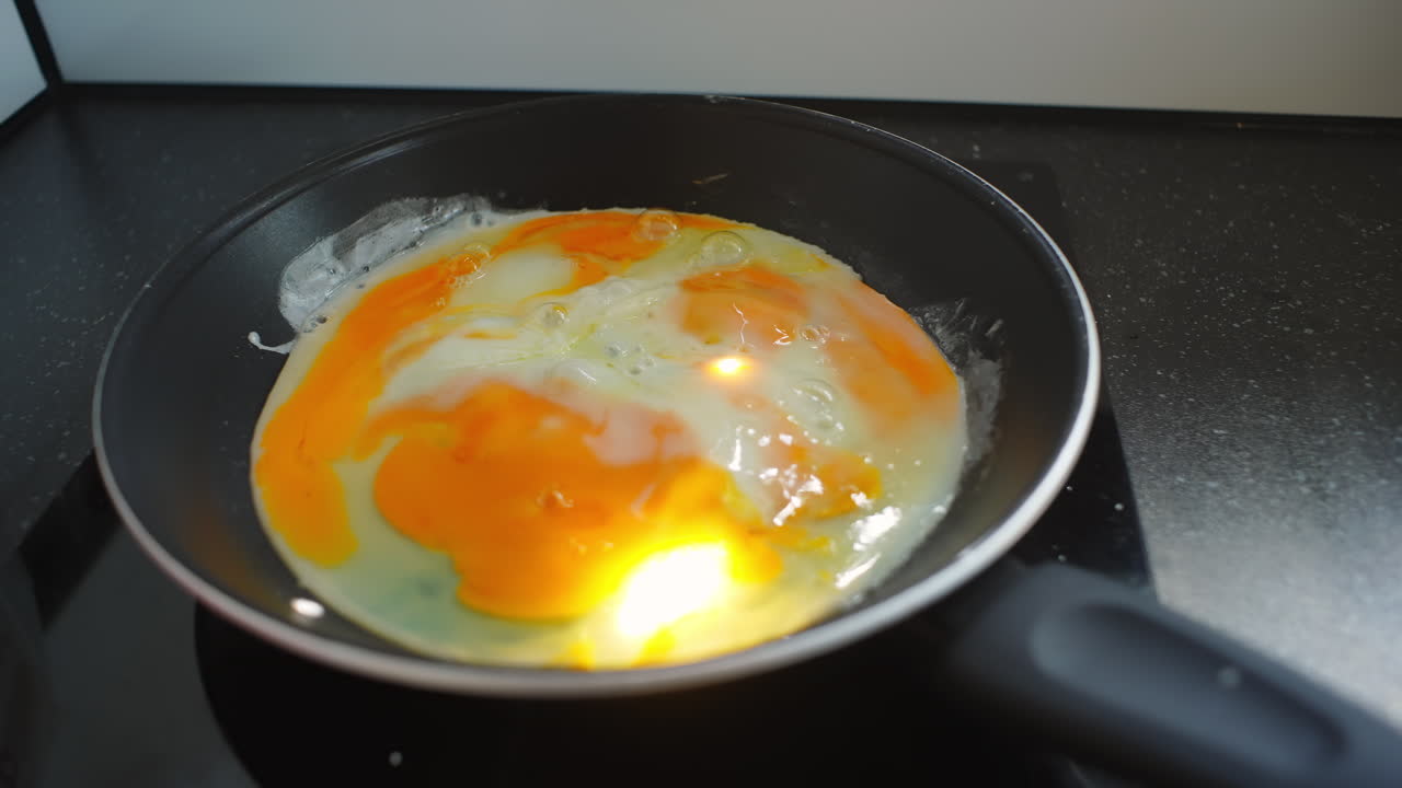 Telur Digoreng di Wajan di Atas Kompor
