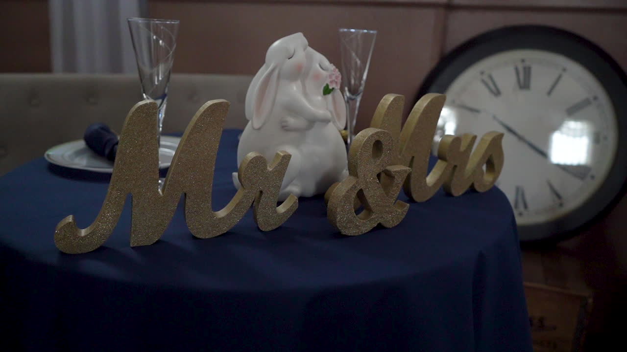 Riprese con gimbal dell'insegna "Mr e Mrs" a un matrimonio