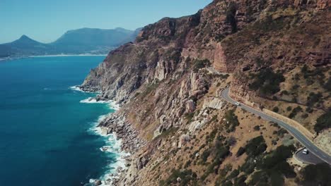 drone volando cerca de una ruta costera escénica en ciudad del cabo, sudáfrica