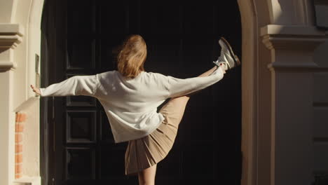 mujer elegante bailando en la ciudad