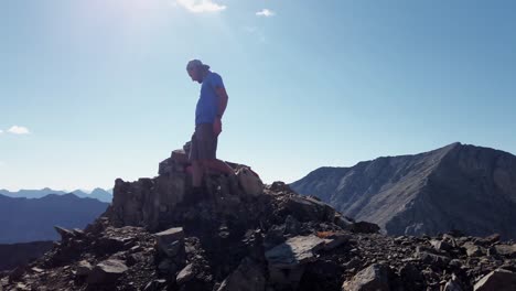 Wanderer-Auf-Dem-Gipfel-Beim-Finden-Und-Abrufen-Der-Zeitkapsel-Näherte-Sich-Kananaskis-Alberta-Kanada